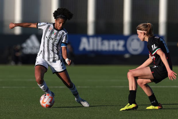Sara Gama of Juventus is pursued by Kamila Dubcova of AC Milan during the Serie A Femminile match on February 4, 2023 (by Jonathan Moscrop/Getty Images)