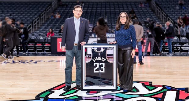 Starlux chairman K.W. Chang & LA Clippers president of business operations Gillian Zucker (Credit: LA Clippers)