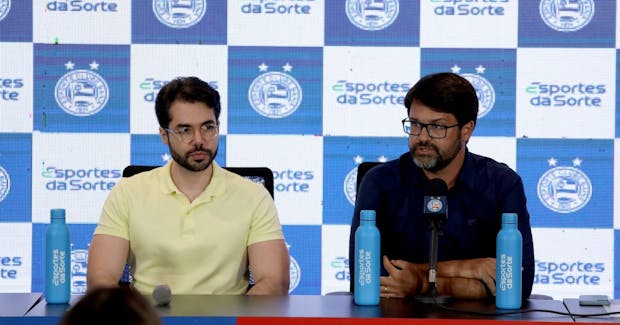 Darwin Filho (left) with Guilherme Bellintani, president of Bahia on the day the brand announced a deal with the club. (Photo: Esportes da Sorte).