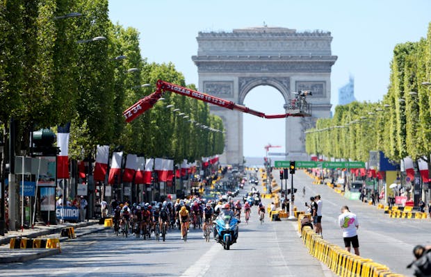 Illustration of the pack on the Champs-Elysees avenue during Stage 1 of the first Tour de France Femmes (Photo by Jean Catuffe/Getty Images)