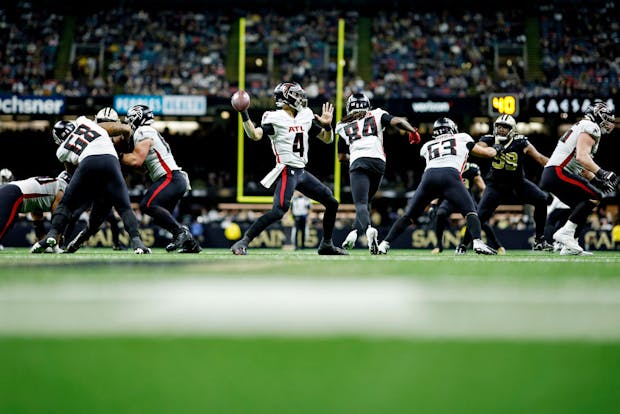 Desmond Ridder, #4 of the Atlanta Falcons, throws a pass during the NFL game against the New Orleans Saints on December 18, 2022 (by Chris Graythen/Getty Images)