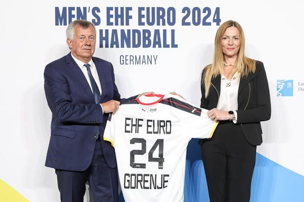 EHF president Michael Wiederer and marketing director of Hisense Europe, Alenka Potočnik Anžič, at the draw for the Men's EHF Euro 2024 (Image: EHF)