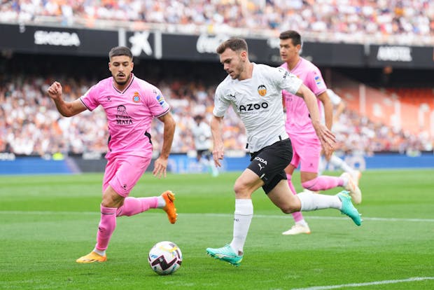 Toni Lato of Valencia runs with the ball during the LaLiga match versus Espanyol on May 28, 2023 (by Aitor Alcalde Colomer/Getty Images)