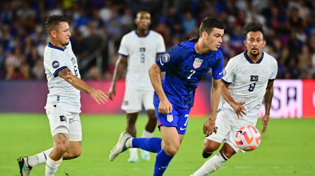 Giovanni Reyna of United States dribbles past Narciso Orellana and Brayan Landaverde of El Salvador. (Julio Aguilar/Getty Images)