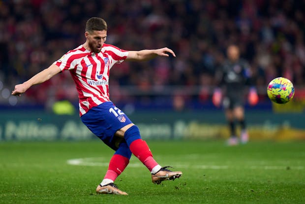 Matt Doherty of Atlético Madrid passing the ball during the LaLiga match against Sevilla (Photo by Diego Souto/Quality Sport Images/Getty Images)